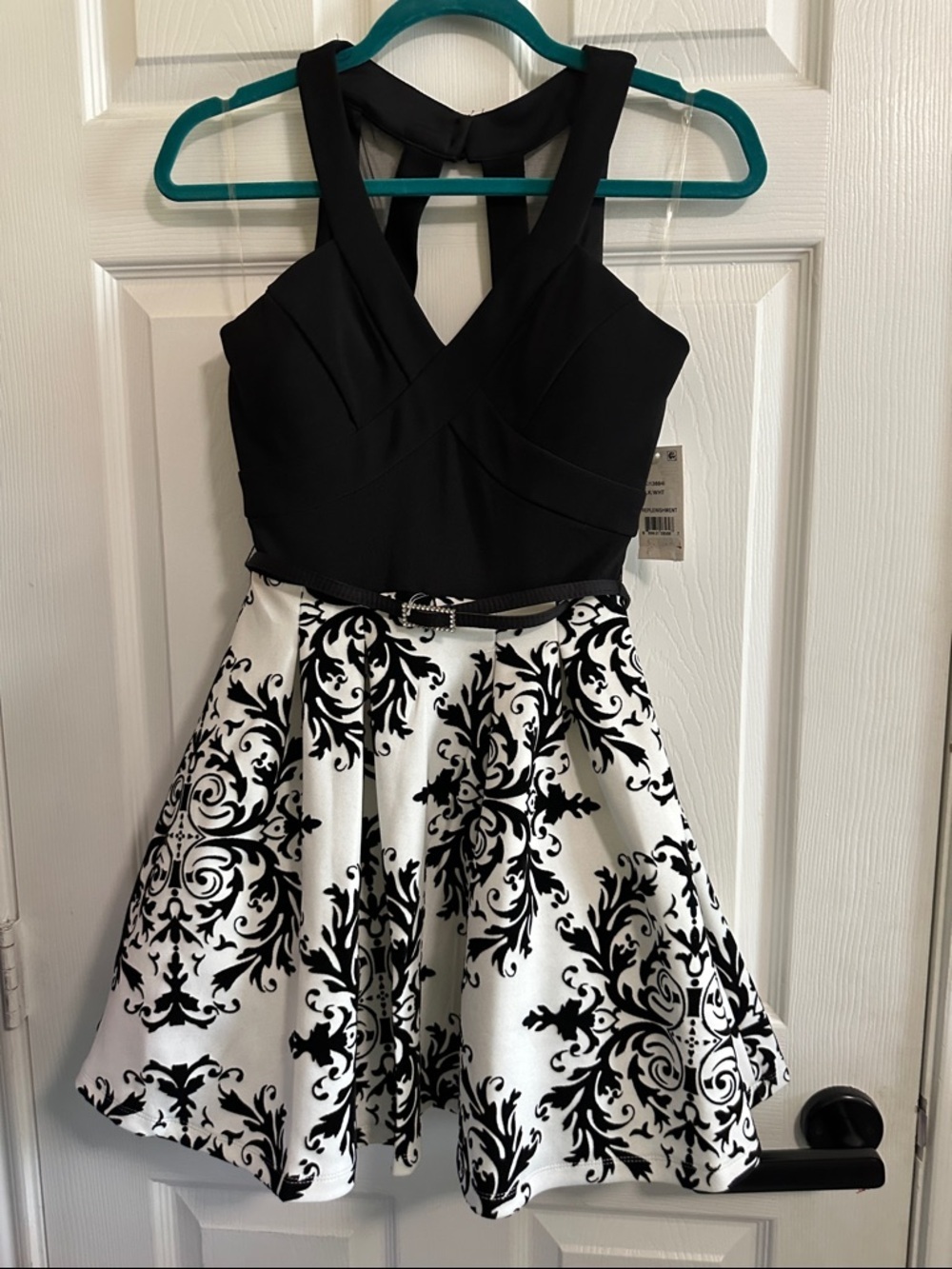 Crystal Doll Women’s Juniors Black & White v neckline Fit & Flare Dress Sz 1